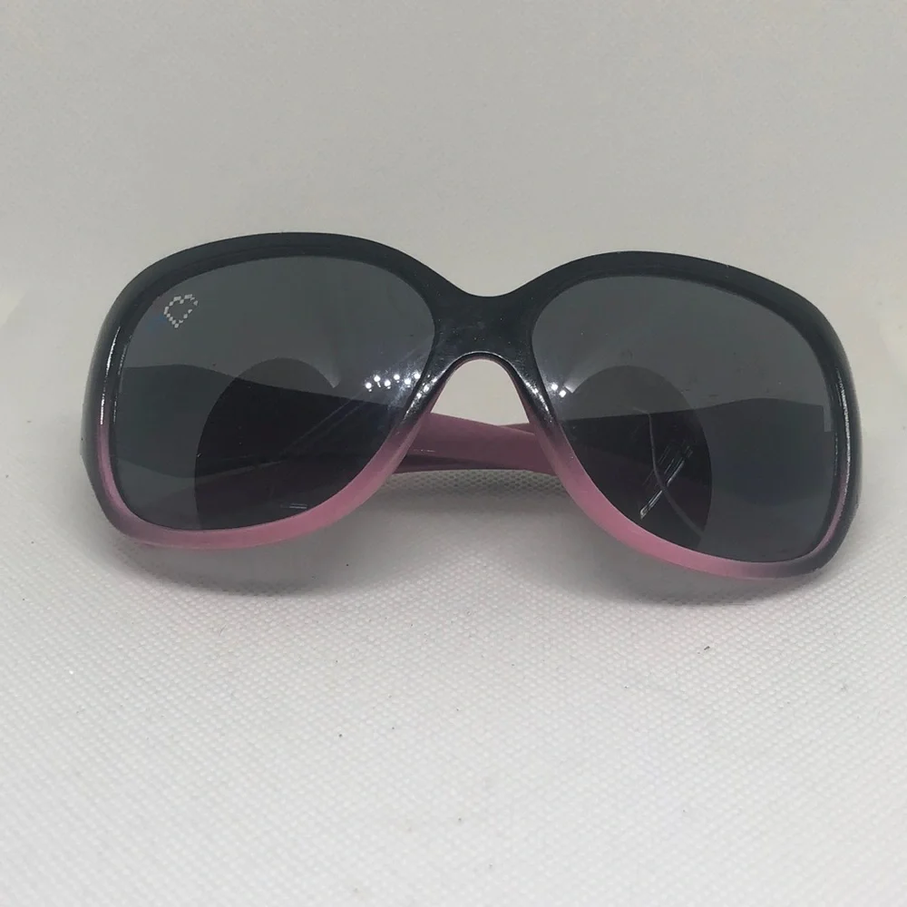 🟢 2008 Girls children’s Icarly sunglasses